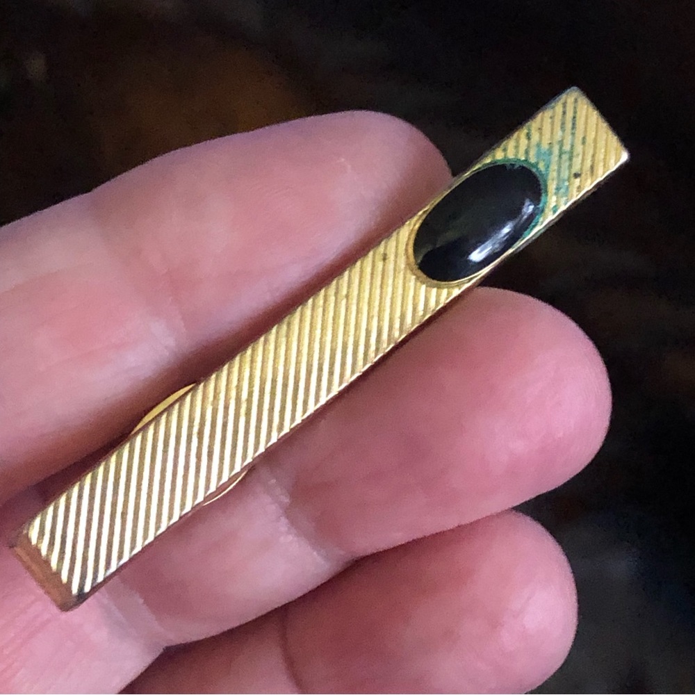 Vintage men’s gold tone simulated onyx tie bar